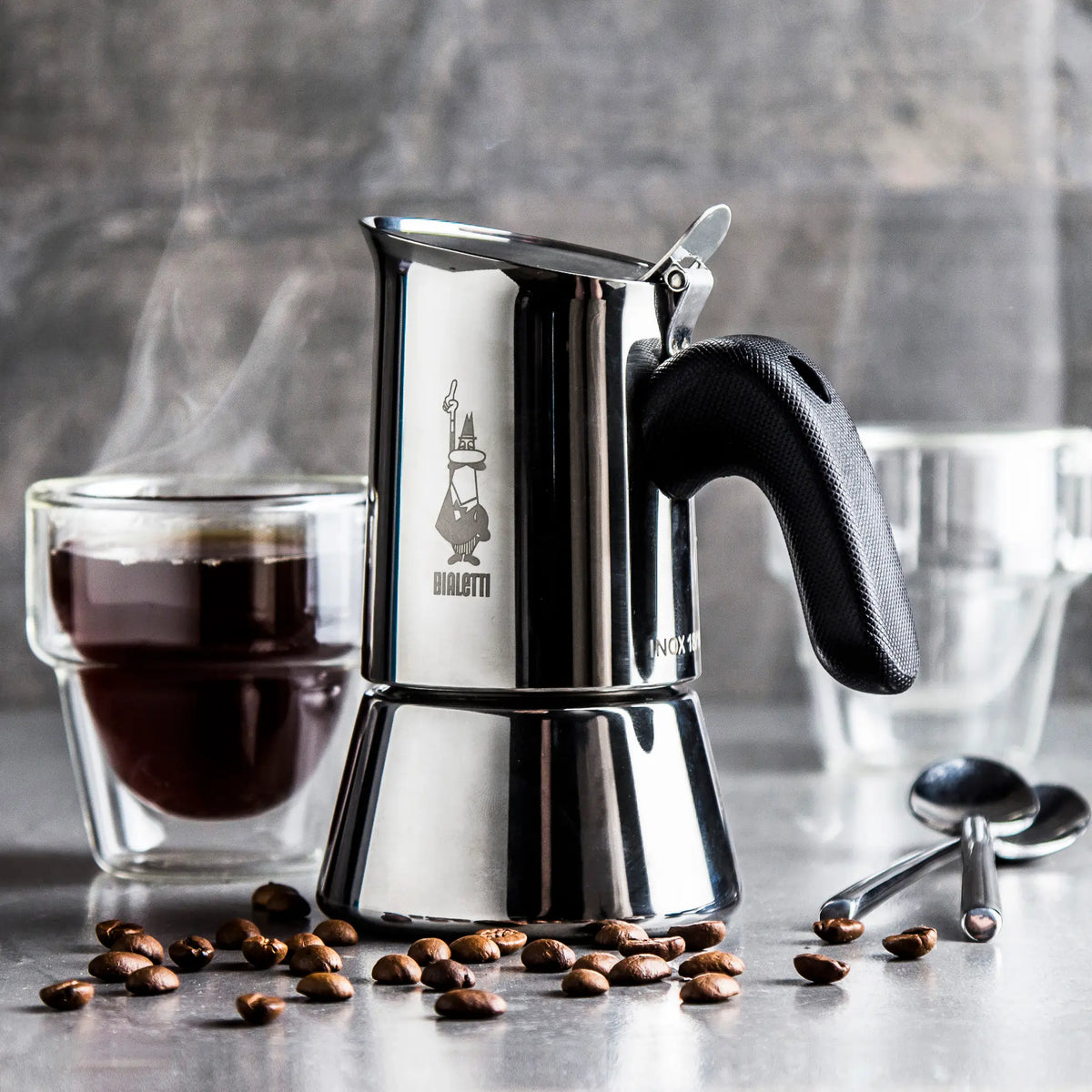 Kawiarka Bialetti Venus 2tz ze świeżo palonymi ziarnami kawy i filiżanką espresso – stalowa elegancja i klasyczny smak
