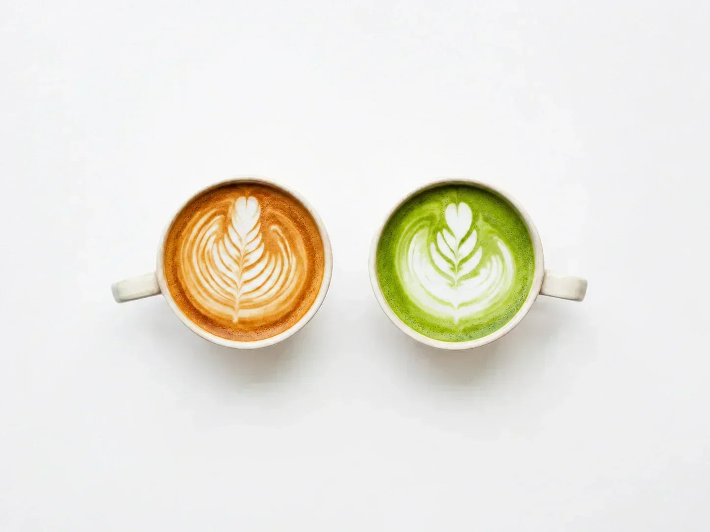 Matcha czy kawa? Różnice, kofeina i dla kogo która