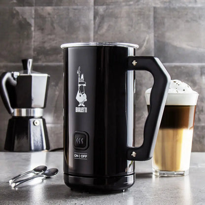 Elektryczny spieniacz do mleka Bialetti – kremowa pianka do cappuccino i latte w domowym stylu