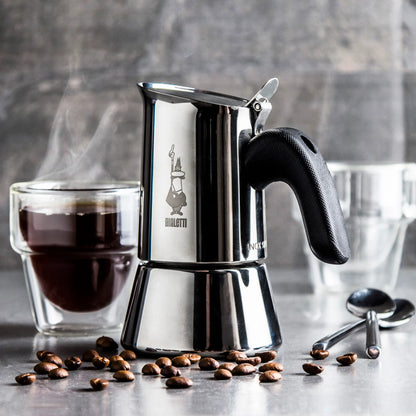 Kawiarka Bialetti Venus 2tz ze świeżo palonymi ziarnami kawy i filiżanką espresso – stalowa elegancja i klasyczny smak