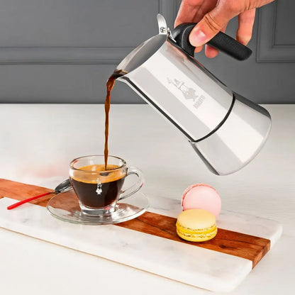 Nalewanie espresso z kawiarki Bialetti Venus do filiżanki – elegancki rytuał parzenia kawy