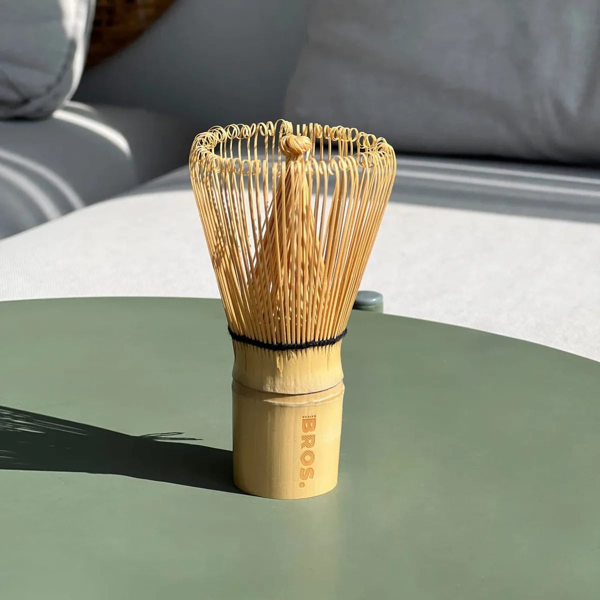 Bambusowa trzepaczka chasen do matchy BROS ustawiona na stole w naturalnym świetle – akcesorium do przygotowania matcha latte