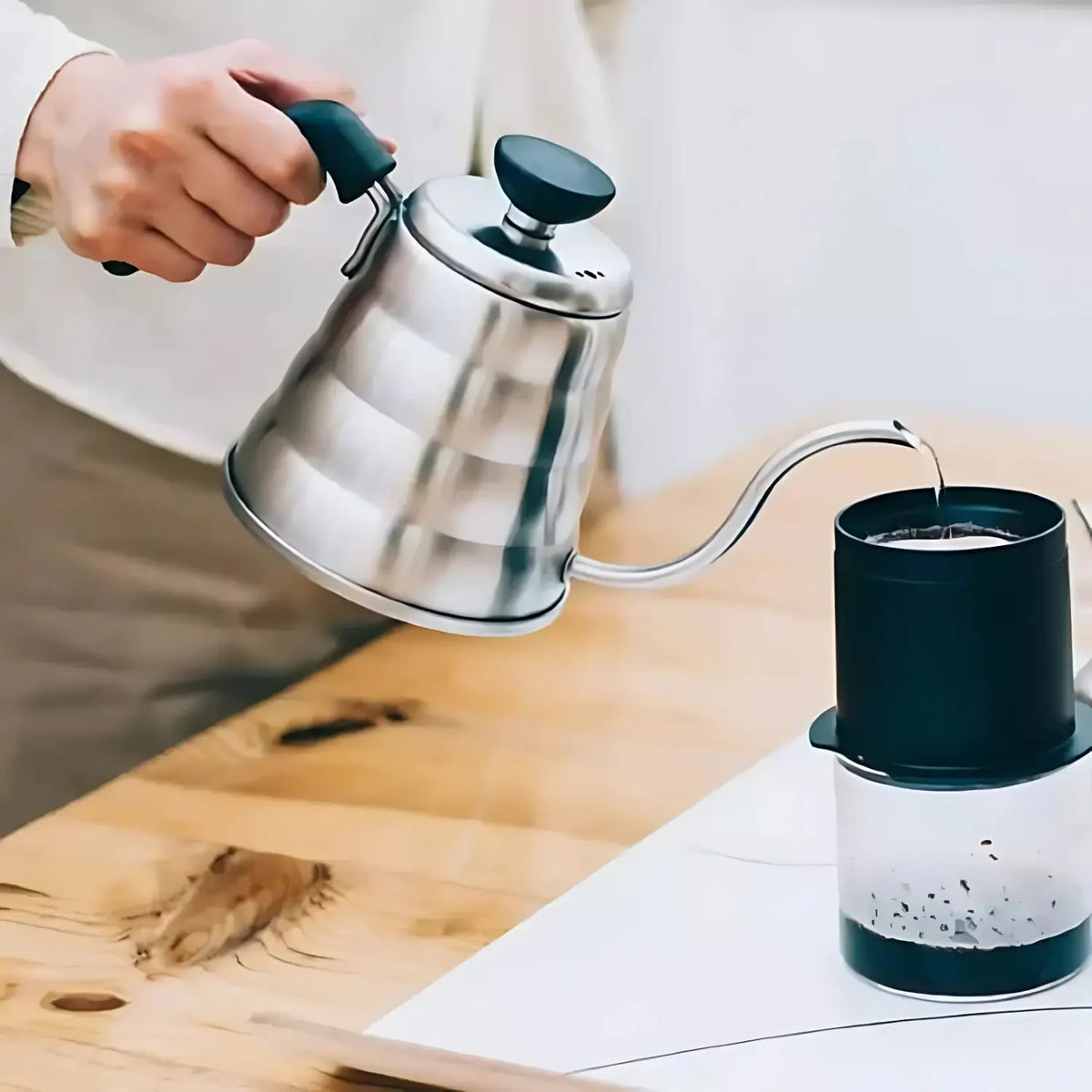 Czajnik Hario Buono 700 ml używany do precyzyjnego zalewania kawy metodą pour-over – ergonomiczny uchwyt i wylewka typu gęsia szyja