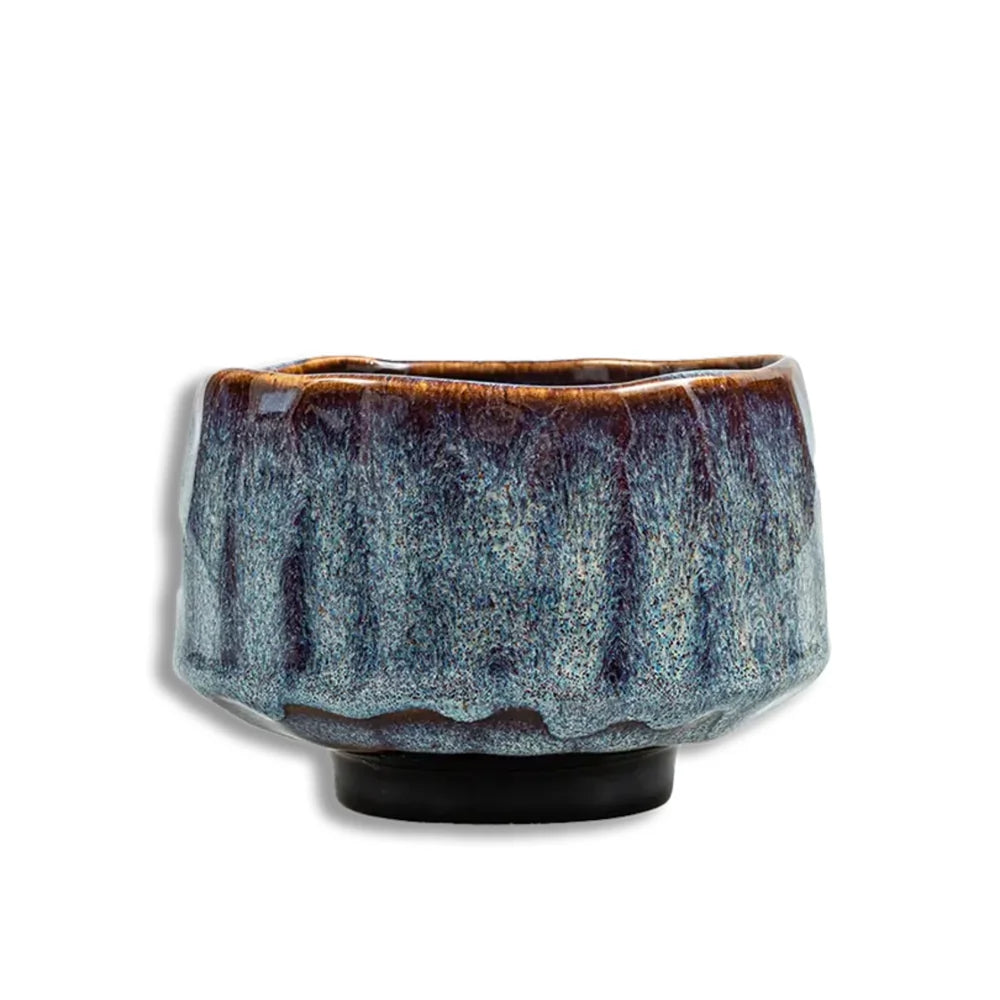 Ceramiczna czarka do matchy z nieregularną fakturą i niebiesko-brązową glazurą, ręcznie wykonana miseczka do przygotowania herbaty matcha.