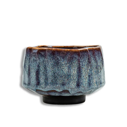 Ceramiczna czarka do matchy z nieregularną fakturą i niebiesko-brązową glazurą, ręcznie wykonana miseczka do przygotowania herbaty matcha.