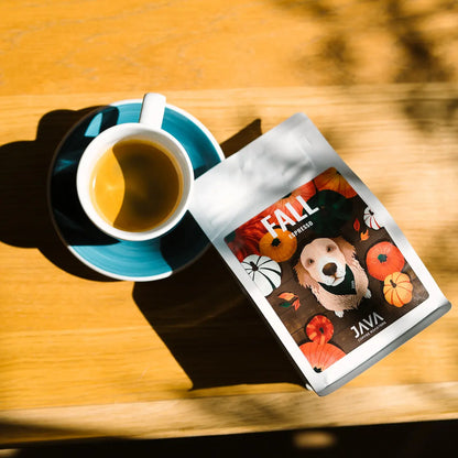 Ethiopia Aricha Fall Espresso – sezonowa kawa specialty JAVA Coffee Roasters obok filiżanki espresso.