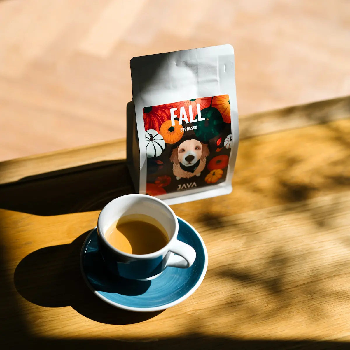 Filiżanka espresso i opakowanie sezonowej kawy ziarnistej Ethiopia Aricha Fall Espresso od JAVA Coffee Roasters.