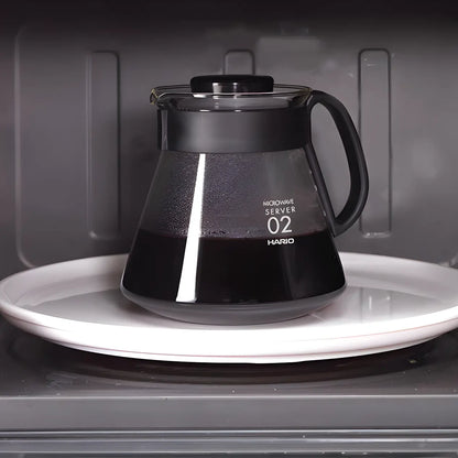 Serwer do kawy Hario Range Server V60 02 z kawą umieszczony w kuchence mikrofalowej, szklany dzbanek żaroodporny z pokrywką, podgrzewanie naparu
