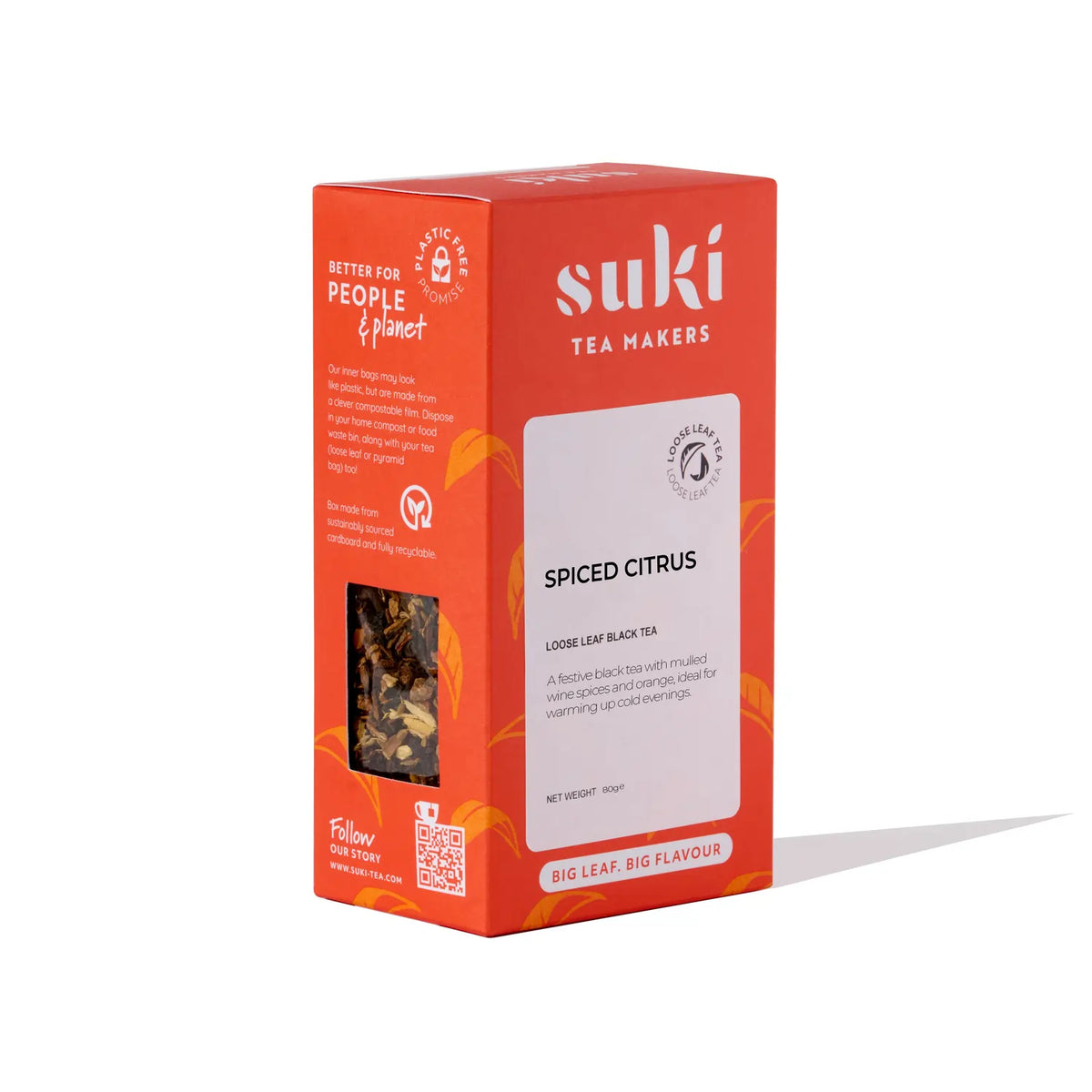 Herbata czarna Suki Spiced Citrus 100 g w pomarańczowym opakowaniu z okienkiem, widok pod kątem na pudełko.