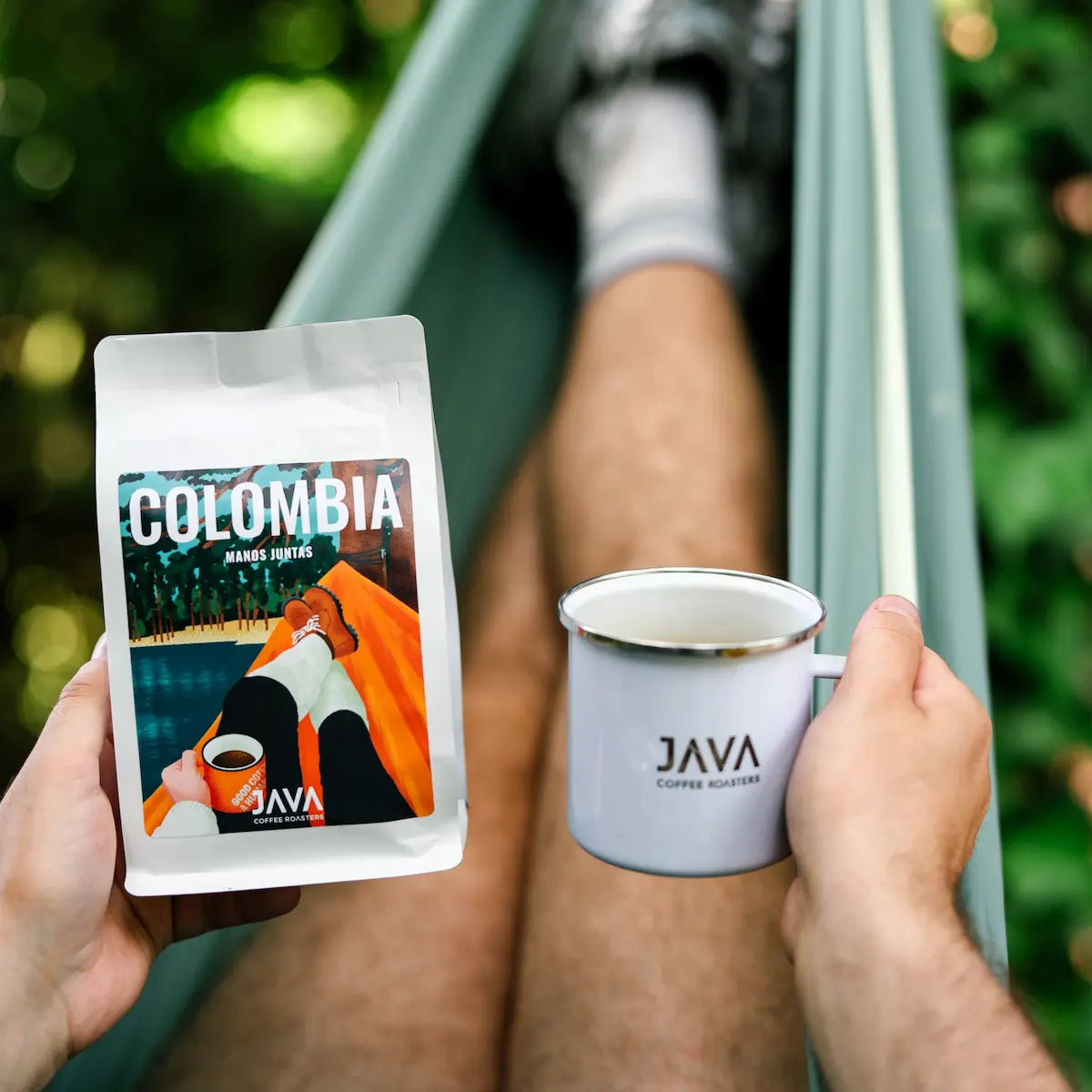 Świeżo palona kawa specialty Colombia Manos Juntas od JAVA Coffee Roasters i kubek czarnej kawy podczas relaksu w hamaku.