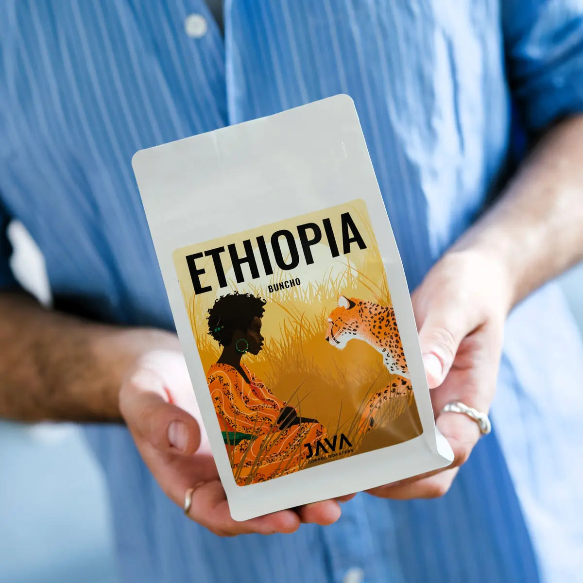 Opakowanie kawy JAVA Coffee Ethiopia Buncho trzymane w dłoniach – świeżo palona kawa specialty z warszawskiej palarni JAVA Coffee Roasters