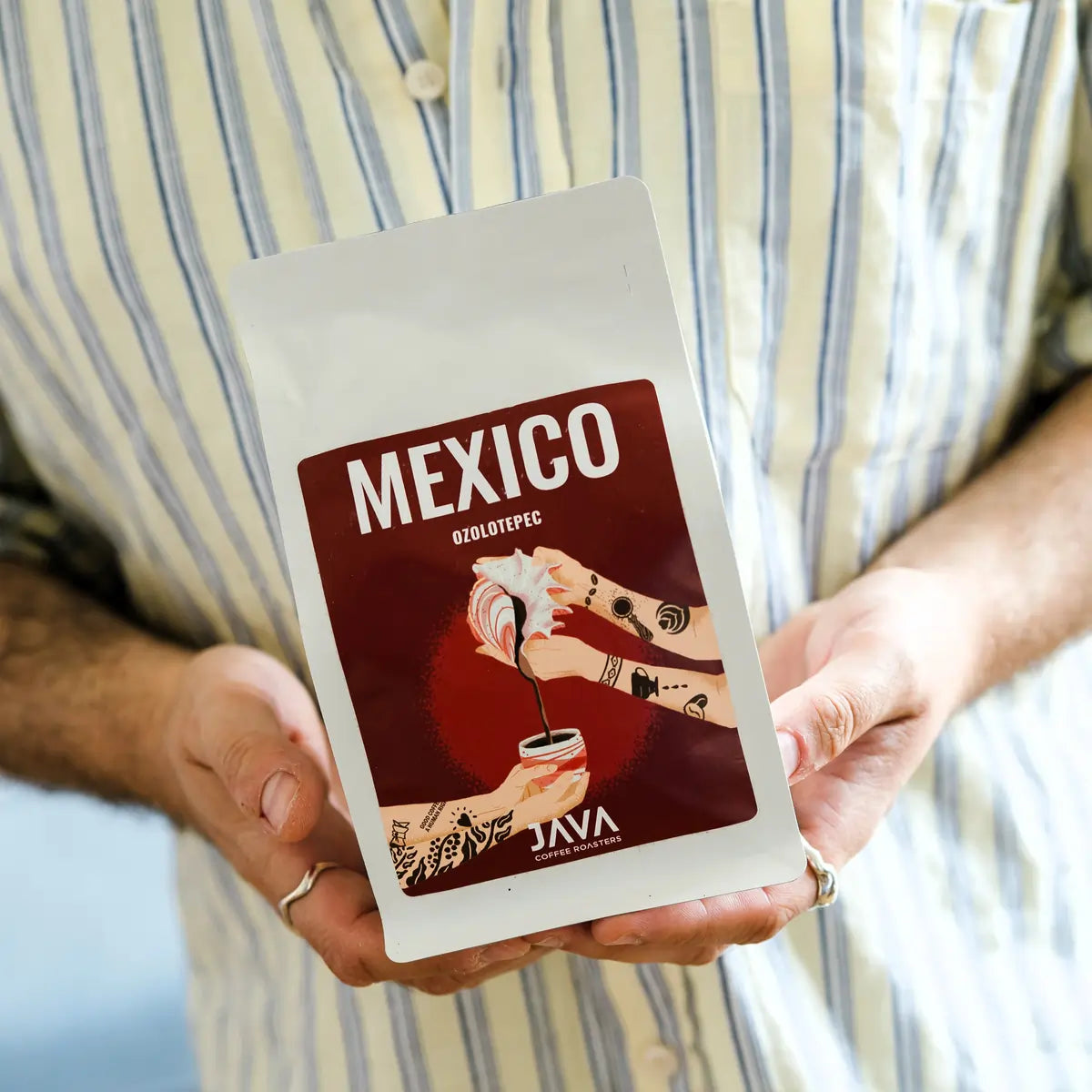 Opakowanie kawy specialty Mexico Ozolotepec od JAVA Coffee Roasters trzymane w dłoniach