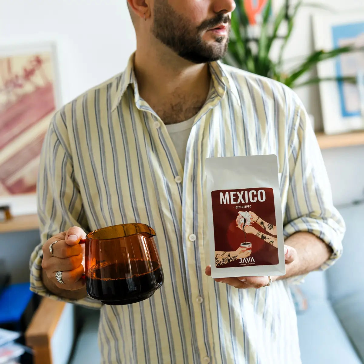 Prezentacja kawy Mexico Ozolotepec od JAVA Coffee Roasters ze świeżo zaparzoną kawą w serwerze