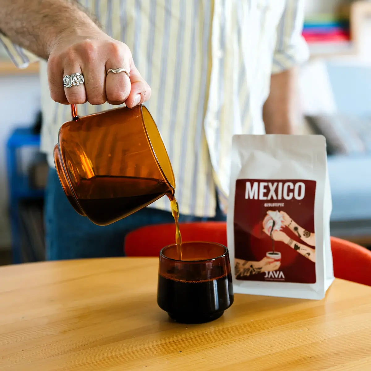 Przelewanie kawy Mexico Ozolotepec od JAVA Coffee Roasters do filiżanki z serwera