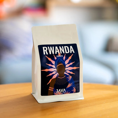 Opakowanie kawy specialty Rwanda Cocatu od JAVA Coffee Roasters z autorską etykietą. Zdjęcie przedstawia produkt w naturalnym świetle, podkreślając design opakowania, pochodzenie kawy i ofertę ziaren specialty do metod przelewowych.