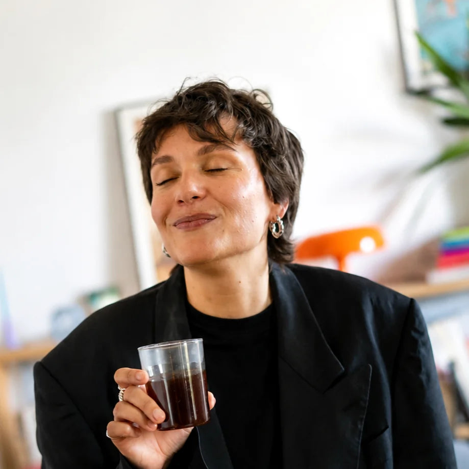 Kobieta degustuje świeżo parzoną kawę specialty JAVA Coffee w nowoczesnym wnętrzu w Warszawie