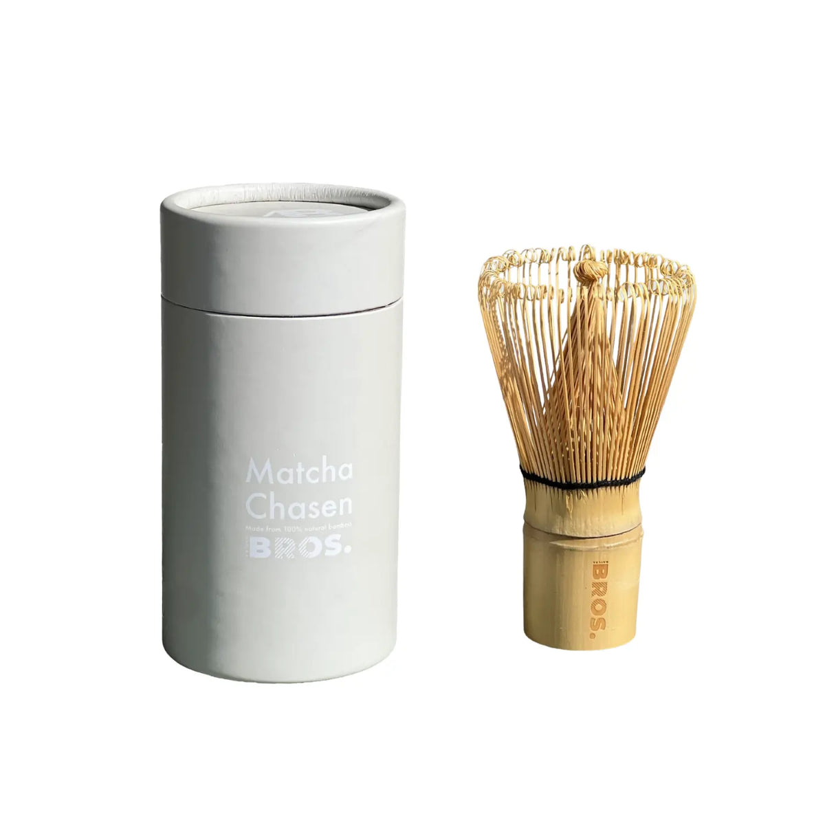 Bambusowa trzepaczka do matchy chasen z pojemnikiem – zestaw akcesoriów do przygotowania matcha latte BROS na jasnym tle