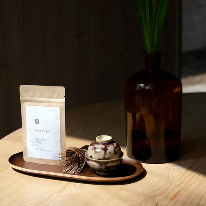 Zestaw do przygotowania matchy Oromatcha – matcha, chasen i akcesoria na drewnianej tacy