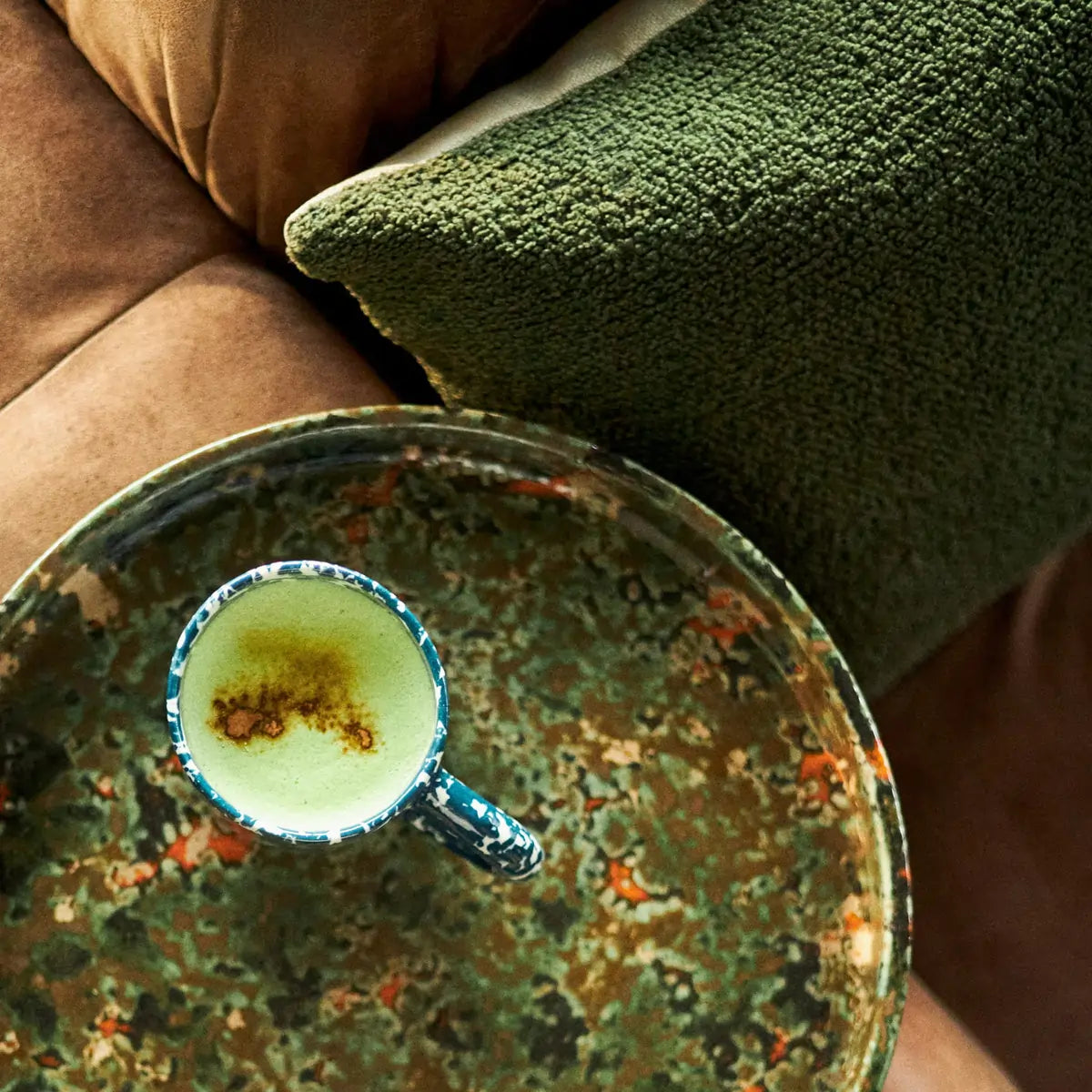 Shroom Matcha Latte w filiżance na stoliku – kremowy napój z matchą i przyprawami, ujęcie lifestyle