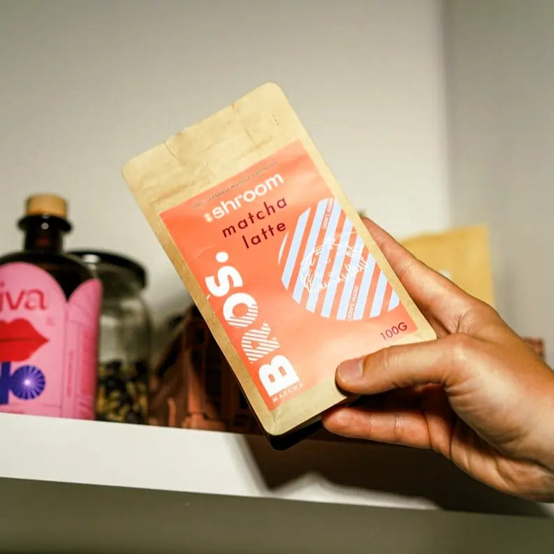 Shroom Matcha Latte Matcha Bros 100 g – opakowanie trzymane w dłoni, matcha latte z adaptogenami