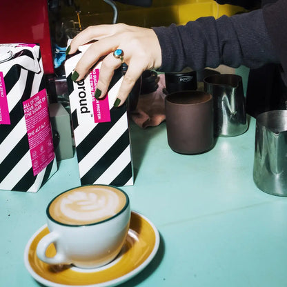Sproud Barista Zero – roślinny napój z białka grochu do kawy, barista nalewający mleko do cappuccino z latte art. Oficjalny dystrybutor JAVA Coffee Polska.