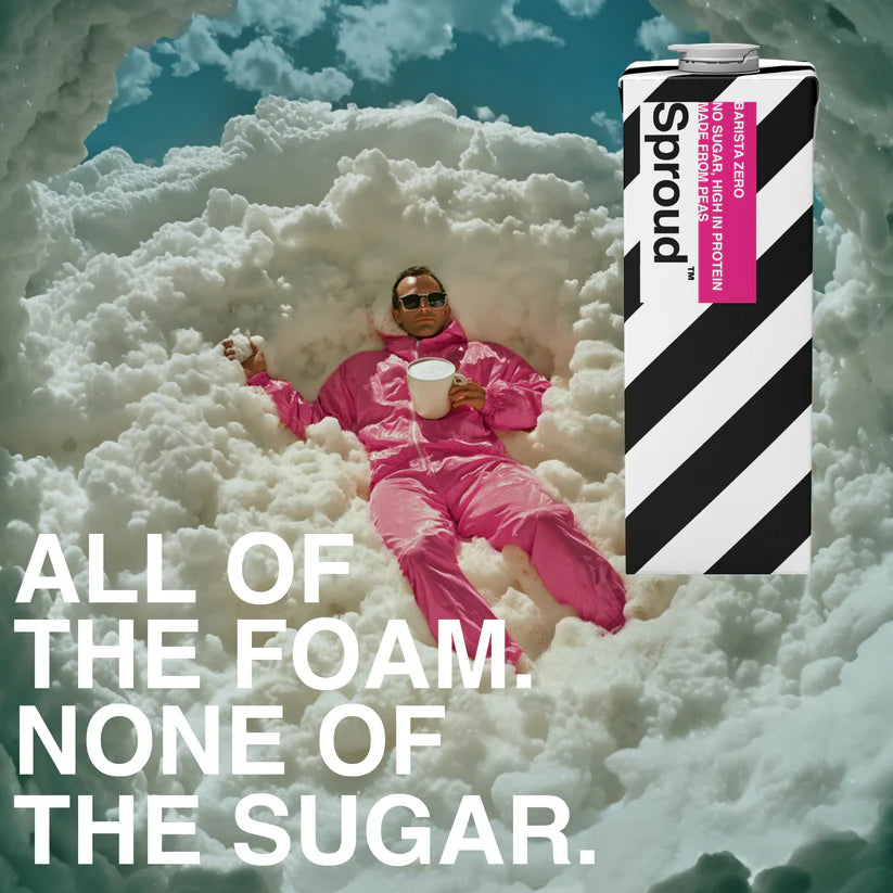  Karton Sproud Barista ZERO na tle osoby leżącej w chmurze piany – napój roślinny bez cukru, idealny do spieniania, hasło: „All of the foam. None of the sugar.”