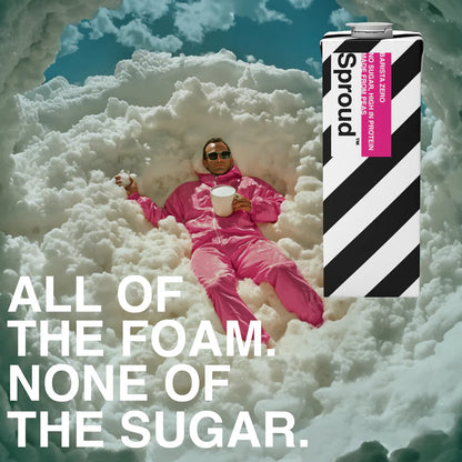  Karton Sproud Barista ZERO na tle osoby leżącej w chmurze piany – napój roślinny bez cukru, idealny do spieniania, hasło: „All of the foam. None of the sugar.”