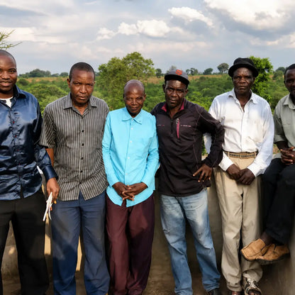 Farmerzy uprawiający kawę specialty w regionie Tanzania Itumpi podczas spotkania na plantacji