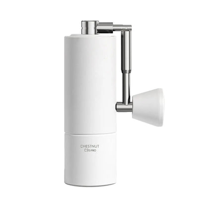 Ręczny młynek do kawy Timemore Chestnut C3 S PRO w kolorze białym – minimalistyczny design, składana rączka i stalowa konstrukcja.