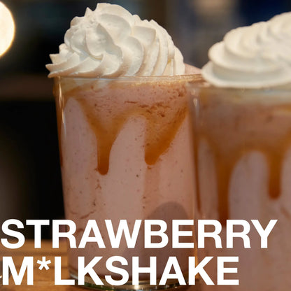 Wegański truskawkowy milkshake z bitą śmietaną i karmelem na szklance – deser na bazie roślinnej śmietanki Sproud Cream