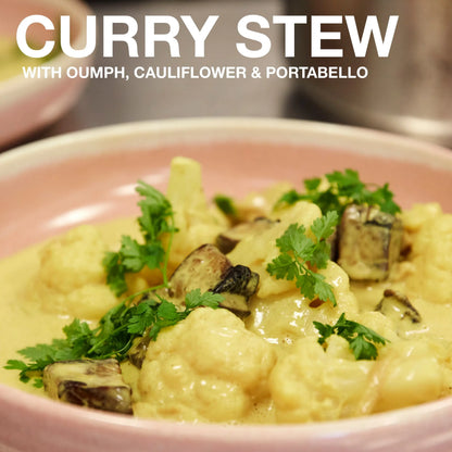 Wegańskie curry z kalafiorem, grzybami portobello i oumph w kremowym sosie na bazie Sproud Cooking / Whipping, podane w różowej misce