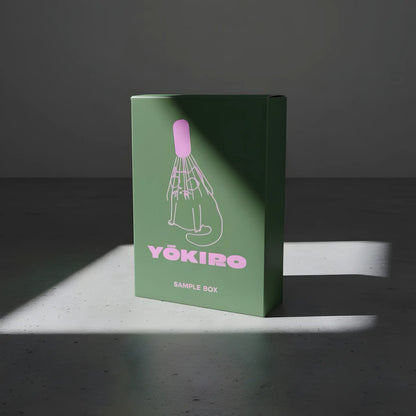 Opakowanie Yōkiro Sample Box – minimalistyczne pudełko z zestawem próbek matchy, hojichy i rooibosa na ciemnym tle.